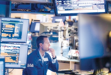 Wall Street cierra con pérdidas tras alza de tasas de Fed