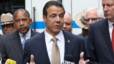 Andrew Cuomo informa que él también recibió un paquete sospechoso