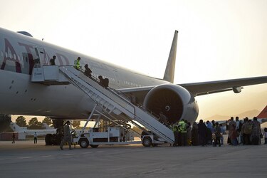 Primera evacuación de Kabul tras la marcha de Estados Unidos; la ONU llama al ´diálogo’