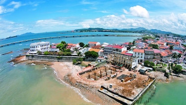 CONSTRUCCIÓN SE ADENTRA EN EL MAR