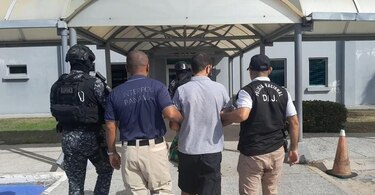 Panamá extradita a dos personas requeridas por narcotráfico y abuso sexual