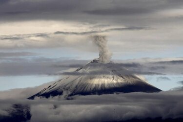 Popocatépetl registra explosiones con gas y ceniza en últimas horas