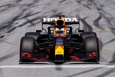 Verstappen logra la ‘pole’ en GP de Estiria y aprieta a Hamilton