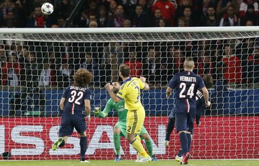 Cavani mantiene con opciones al PSG, pero Chelsea saca ventaja