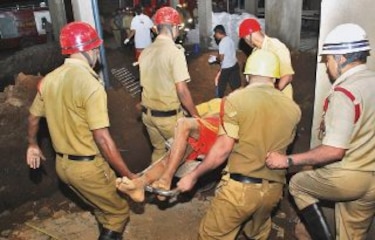 Derrumbe de edificio siega 14 vidas en India