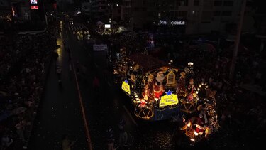 Más de 50 delegaciones y espíritu festivo en el desfile navideño
