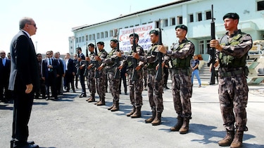 Gobierno de Turquía destituye a otros mil 400 militares