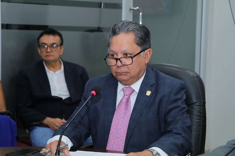 ‘Se gradúan más médicos de los que el sistema puede recibir’: Zambrano Chang