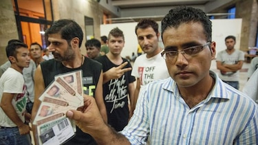 Grupos de refugiados comienzan a salir de Budapest a pie hacia Austria