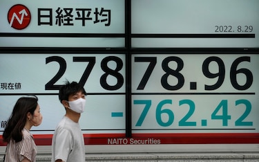 La Bolsa de Tokio cae un 2.21 % en la apertura tras quiebra de bancos 