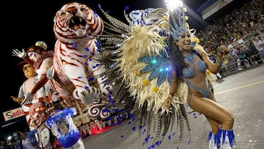 De comparsa en comparsa los brasileños se divierten en una fiesta sin tregua