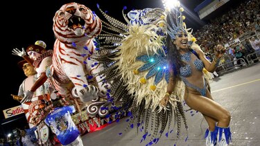 De comparsa en comparsa los brasileños se divierten en una fiesta sin tregua