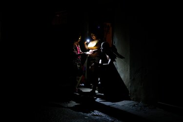 Calles espectrales y cena en hogueras: Una noche a oscuras en el gran apagón de Cuba