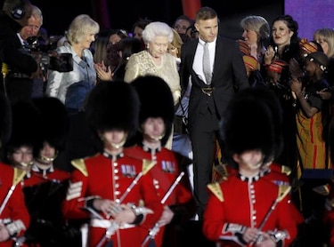 Isabel II condecorará a cantante de 'Take That' por organizar su concierto