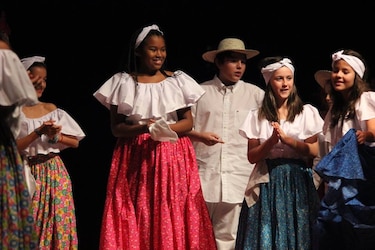 Niños extranjeros de 40 países residentes en Panamá realizan homenaje al folclore local