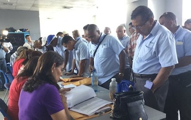 Operadores del Metro Bus reciben pagos de horas extras