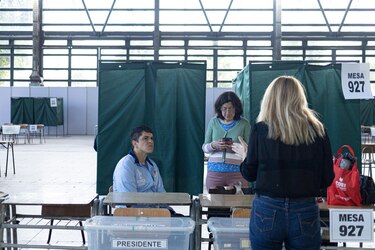 Chile vota para elegir al sucesor de Boric y encuestas apuntan a una segunda vuelta