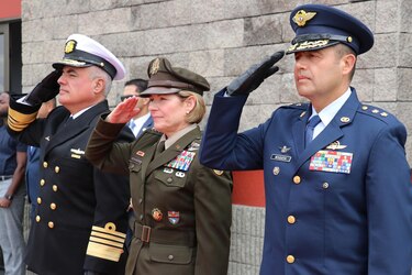 La jefa del Comando Sur de Estados Unidos inicia visita a Colombia