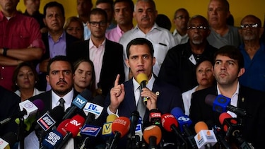 Guaidó desafía a Maduro con marchas hacia cuarteles de Venezuela