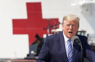 Trump regaña a una reportera de rasgos asiáticos; ‘Pregúntale a China’