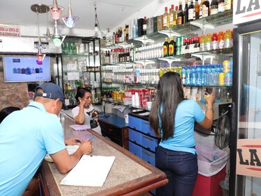 Productos vencidos y alimentos sin precios, encontró la Acodeco en recorrido por  locales de expendio de comida