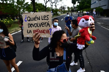 Se reanudan las protestas contra los abusos de menores en los albergues 