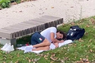 La historia de Thomas Ceccon: El nadador que fue encontrado durmiendo en un parque en la villa olímpica
