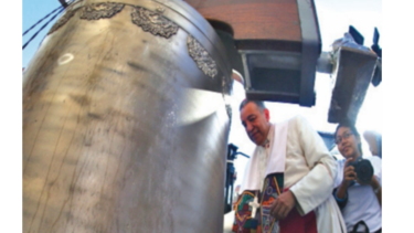 Feligreses asisten a la apertura de la Catedral