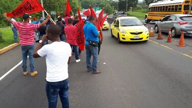 Obreros reciben subsidio de huelga, en medio de movilizaciones
