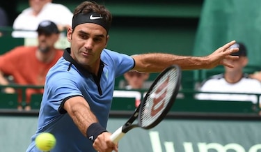 Federer avanza a semifinales en Halle