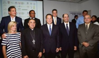 Firman pacto por la familia entre ataques y protestas