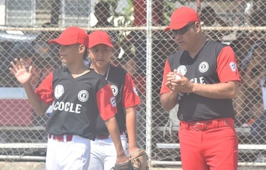Despiden de Pandeportes al técnico de béisbol coclesano Luis González