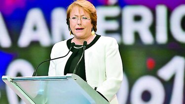 Michelle Bachelet remueve a su ministro de Educación