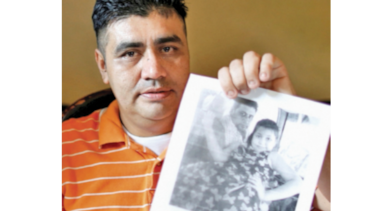 Inmigrantes deportados regresan a casa con la angustia por sus niños perdidos