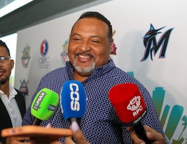 Carlos Lee sigue de cerca a los peloteros panameños