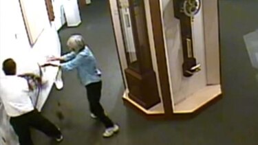 Visitante no hace caso de letrero de ¡no tocar! y rompe reloj