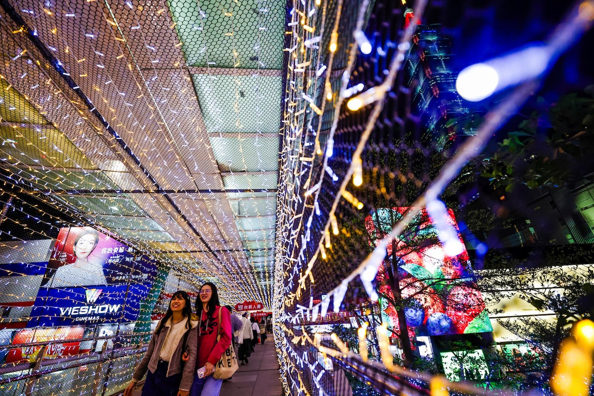 Así se ilumina el mundo para recibir la Navidad