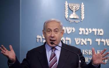 Netanyahu le insiste a Macron por teléfono que no abogue por restringir armas a Israel
