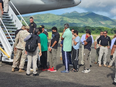Panamá realiza sexto vuelo de deportación hacia la India con 130 migrantes