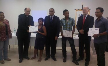 Panameños se gradúan a través del programa El Maestro en Casa