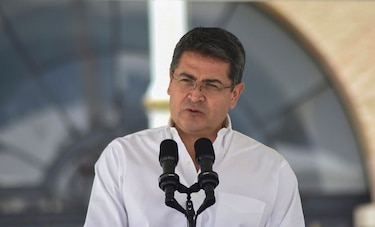 Gobierno hondureño promete empleo a los migrantes de la caravana que regresen al país