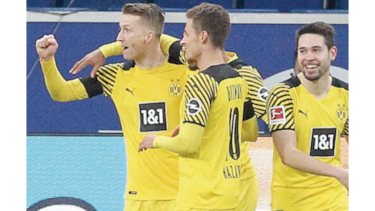 Dortmund gana al Hoffenheim y presiona de nuevo al Bayern