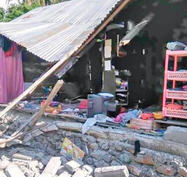 Tsunami arrasa con viviendas en dos ciudades de Indonesia