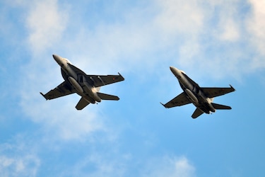 Dos aviones de combate F-18 de Estados Unidos sobrevuelan el golfo de Venezuela