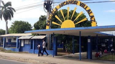 Desalojan a estudiantes de escuela en Los Santos por fuertes olores