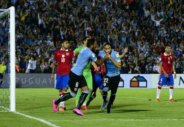 Uruguay goleó 3-0 a Chile