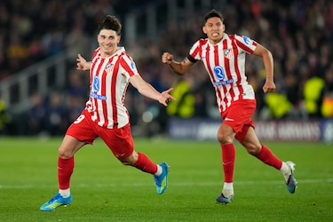 El Atlético conquista el Camp Nou y queda muy cerca de las semifinales