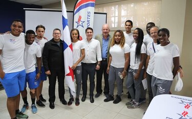 Entregan la bandera panameña a Nathalee  Aranda