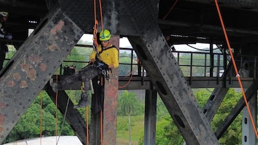 Con el embajador presente, ingenieros de Estados Unidos evalúan el puente de las Américas