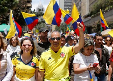Miles de personas protestan en Colombia contra los cambios de Gustavo Petro